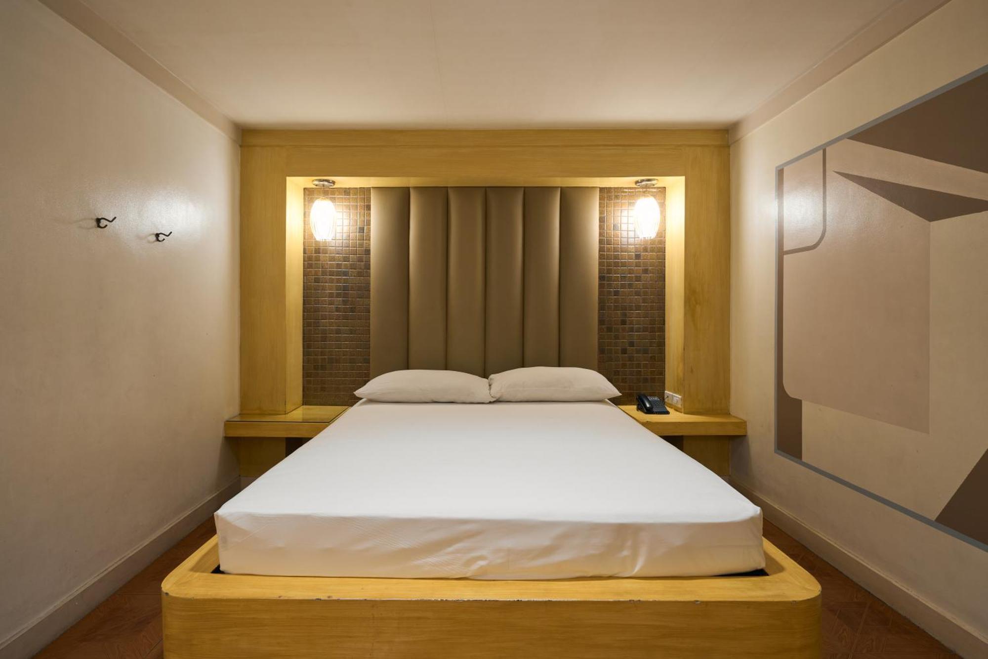 Victoria Court Malabon Hotel Valenzuela Exterior photo